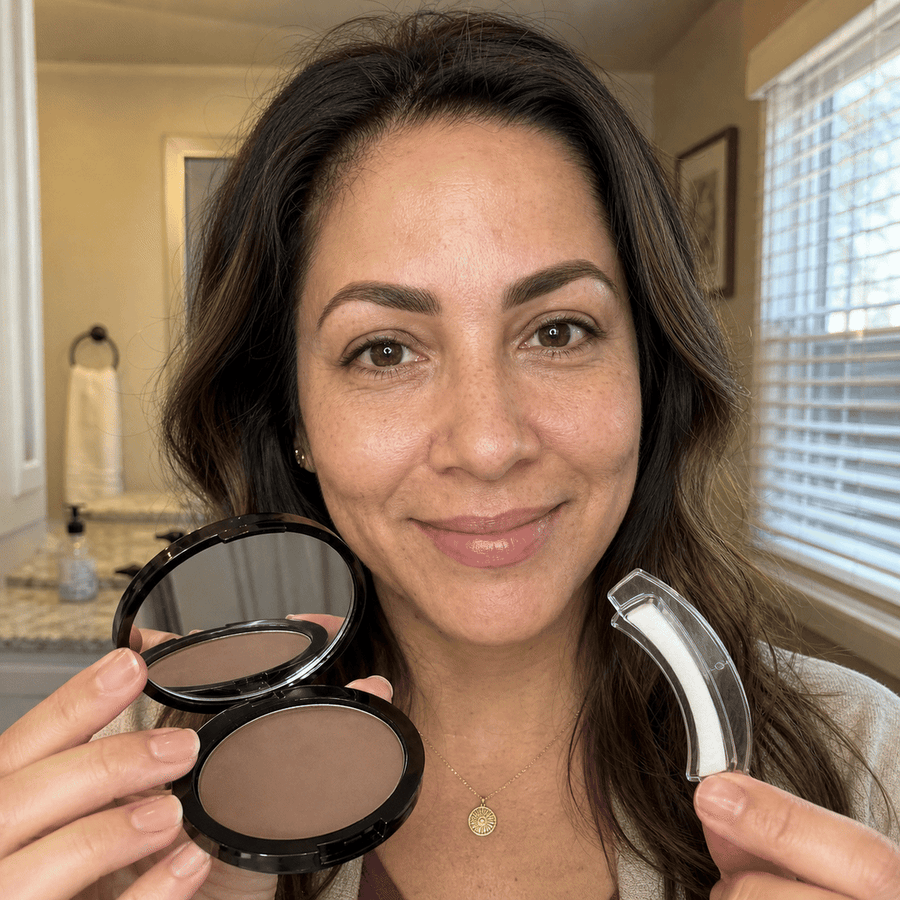 Customer holding the MYBROWS powder compact and stamp applicator